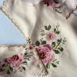 Elegant Pearl White Floral Embroidered Ethnic Kurti Set 🌸🤍✨